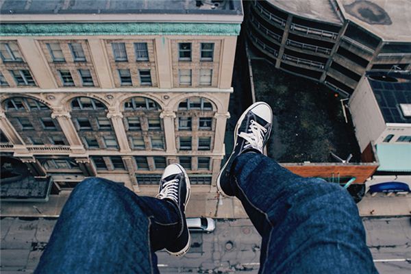 梦见失足坠楼是什么意思 梦见失足坠楼是什么意思