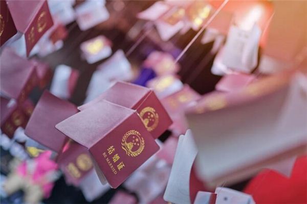 梦见领结婚证是什么意思 梦见领结婚证是什么意思