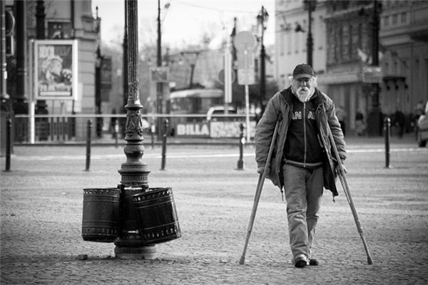 梦见拄拐杖是什么意思 梦见拄拐杖是什么意思